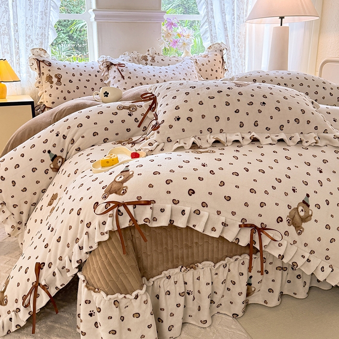 91家纺网 家纺一手货源 找家纺 韩约家纺 2025新款韩式蝴蝶结牛奶绒床盖款四件套 豹纹小熊