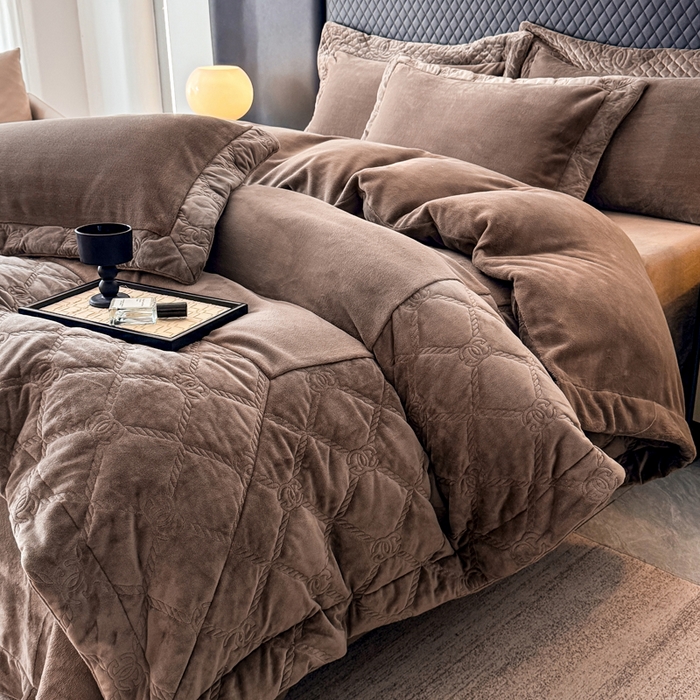 91家纺网 家纺一手货源 找家纺 保罗圣迪奥 2025新款250克全消光抗绣工艺四件套-沐凡系列二 深咖