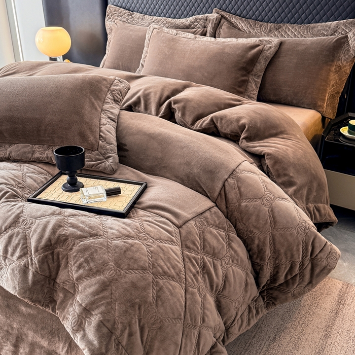 91家纺网 家纺一手货源 找家纺 保罗圣迪奥 2025新款250克全消光抗绣工艺四件套-沐凡系列二 深咖