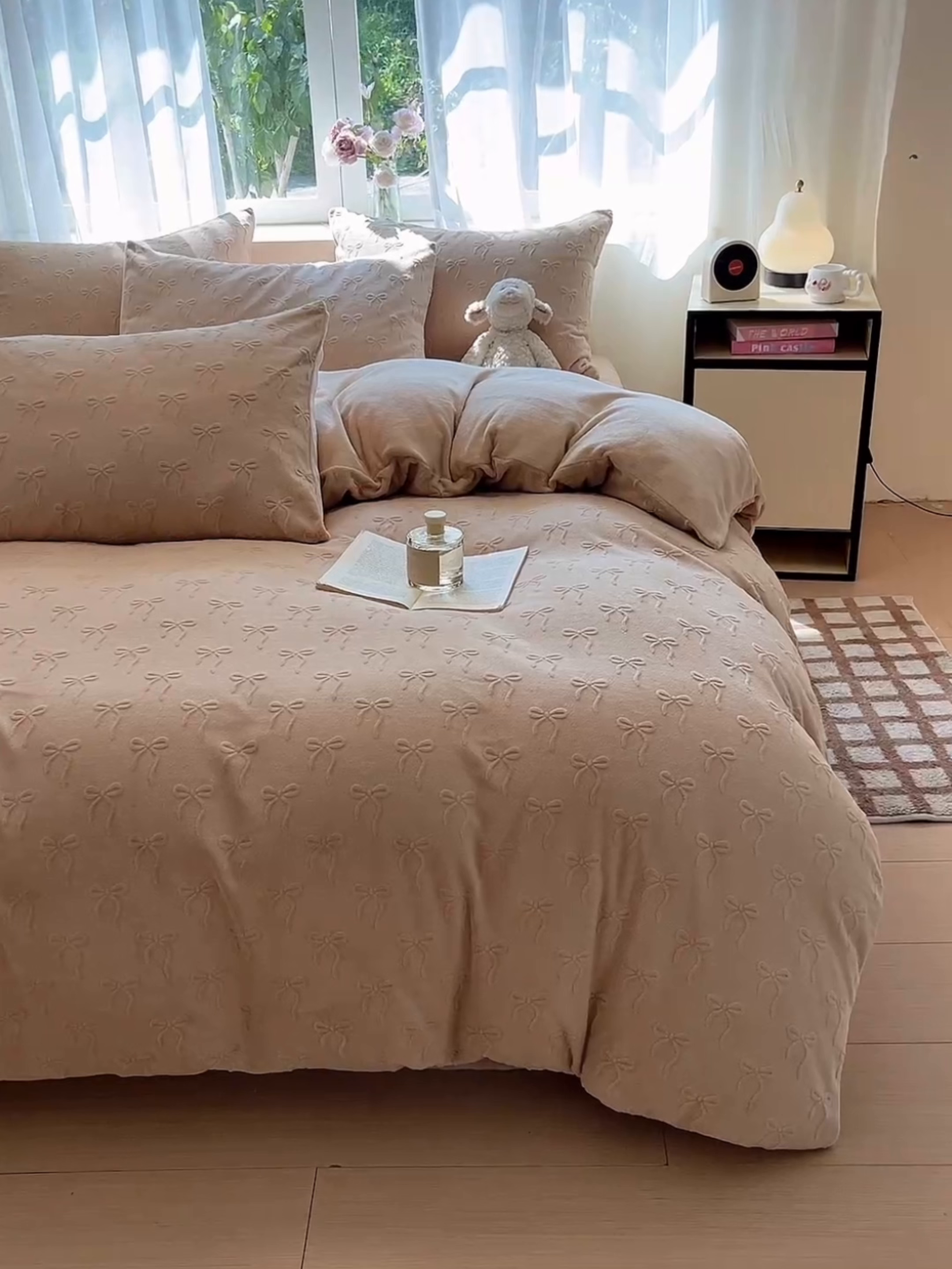 91家纺网 家纺一手货源 找家纺 绘萱家居 2025新款高克重雕花雕印纯色牛奶绒四件套双拼法莱绒珊瑚绒 甜蜜结-咖