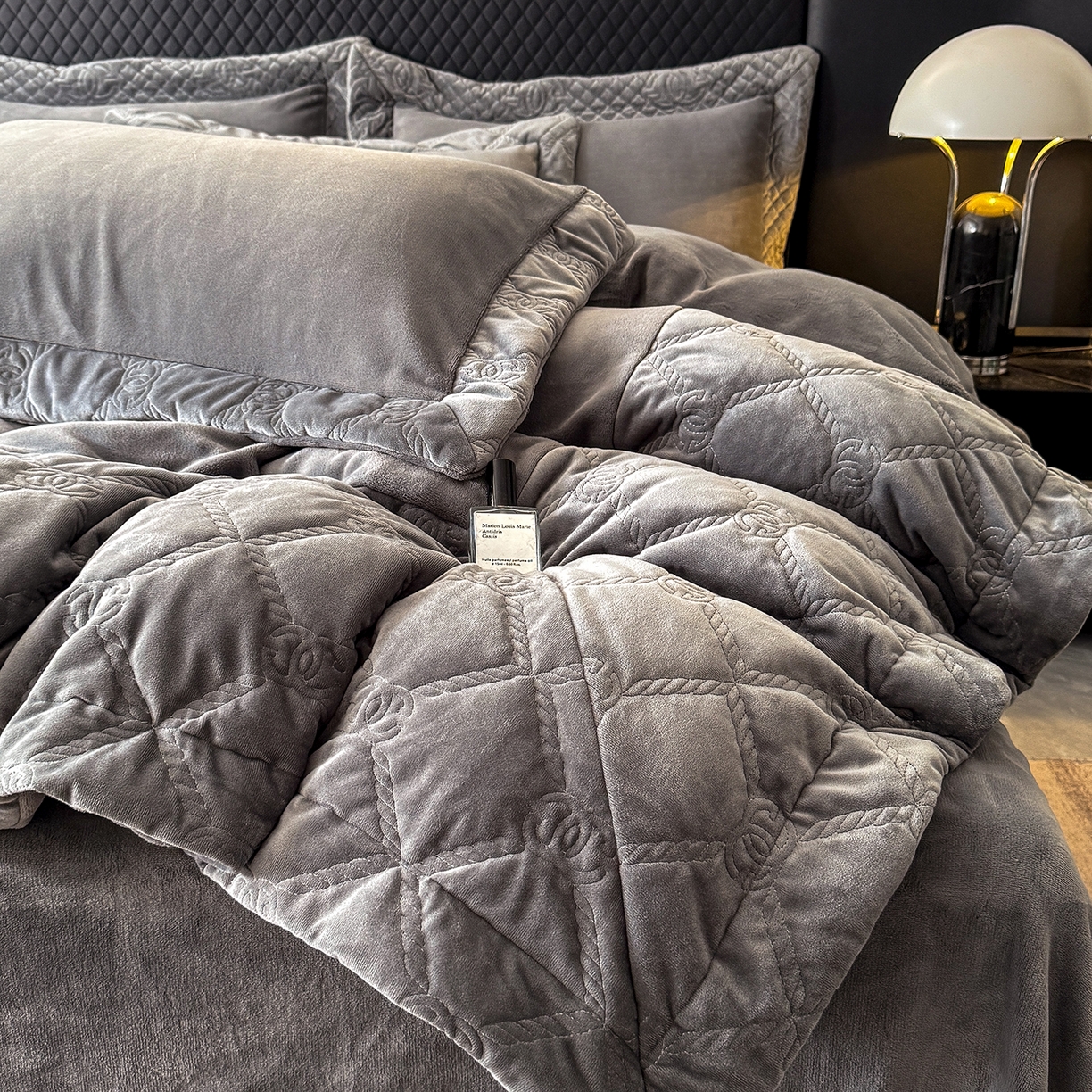 91家纺网 家纺一手货源 找家纺 保罗圣迪奥 2025新款250克全消光抗绣工艺四件套-沐凡系列二 深灰