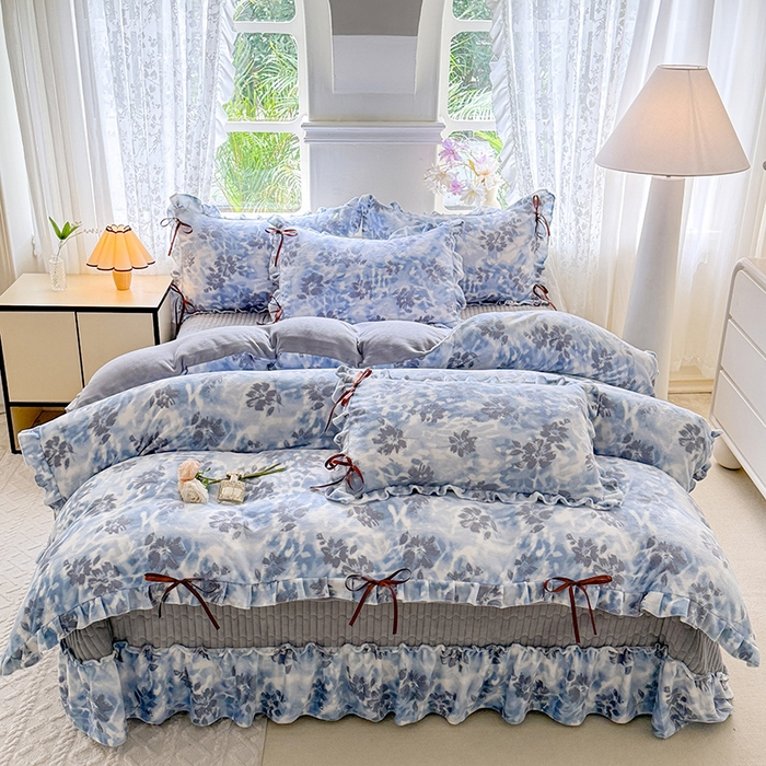 91家纺网 家纺一手货源 找家纺 韩约家纺 2025新款韩式蝴蝶结牛奶绒床盖款四件套 浪漫花海