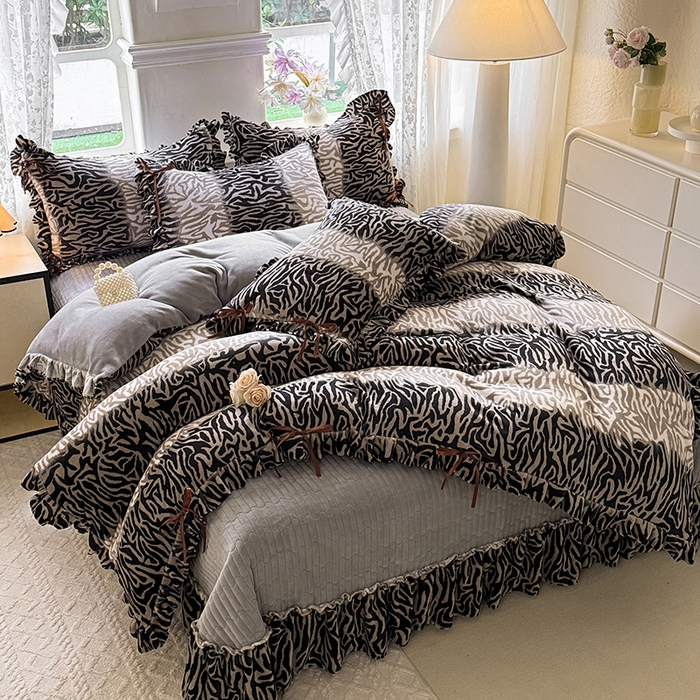 91家纺网 家纺一手货源 找家纺 韩约家纺 2025新款韩式蝴蝶结牛奶绒床盖款四件套 斑马纹