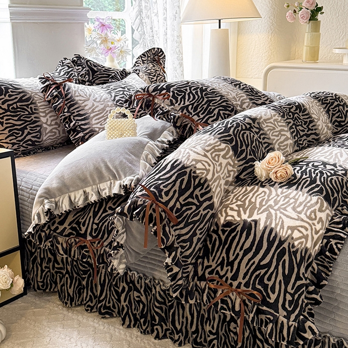 91家纺网 家纺一手货源 找家纺 韩约家纺 2025新款韩式蝴蝶结牛奶绒床盖款四件套 斑马纹