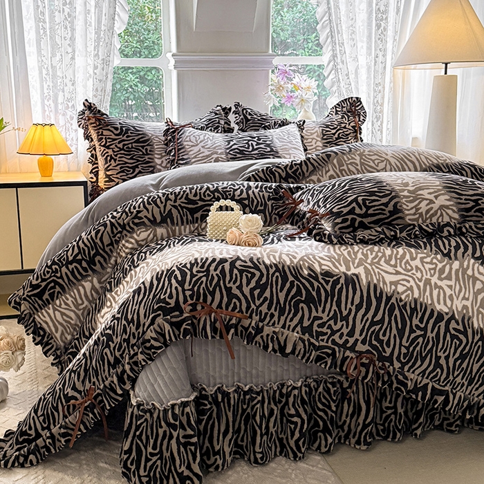 91家纺网 家纺一手货源 找家纺 韩约家纺 2025新款韩式蝴蝶结牛奶绒床盖款四件套 斑马纹