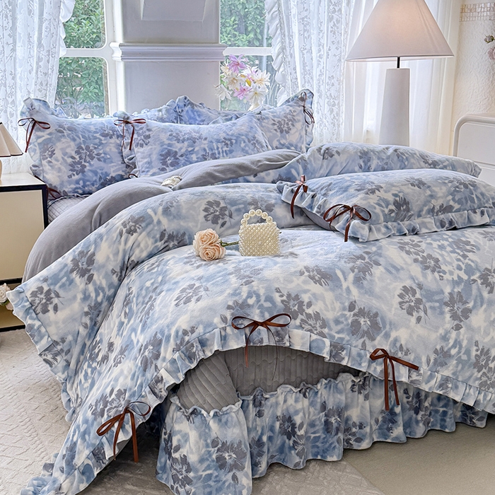 韩约家纺 2025新款韩式蝴蝶结牛奶绒床盖款四件套 浪漫花海