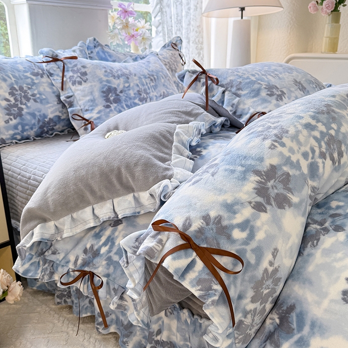 91家纺网 家纺一手货源 找家纺 韩约家纺 2025新款韩式蝴蝶结牛奶绒床盖款四件套 浪漫花海