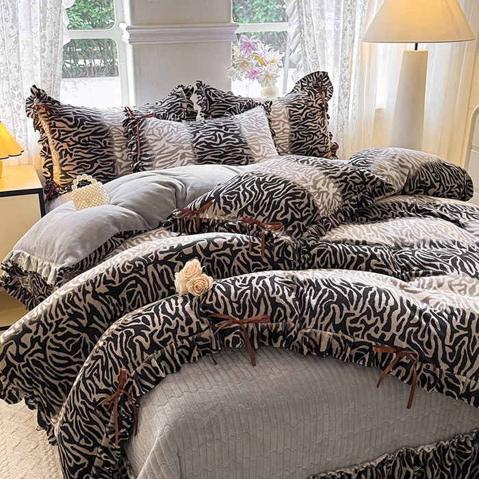 91家纺网 家纺一手货源 找家纺 韩约家纺 2025新款韩式蝴蝶结牛奶绒床盖款四件套 斑马纹