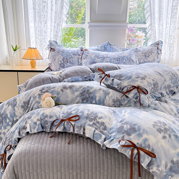 91家纺网 家纺一手货源 找家纺 韩约家纺 2025新款韩式蝴蝶结牛奶绒床盖款四件套 浪漫花海
