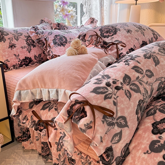 91家纺网 家纺一手货源 找家纺 韩约家纺 2025新款韩式蝴蝶结牛奶绒床盖款四件套 花枝韵