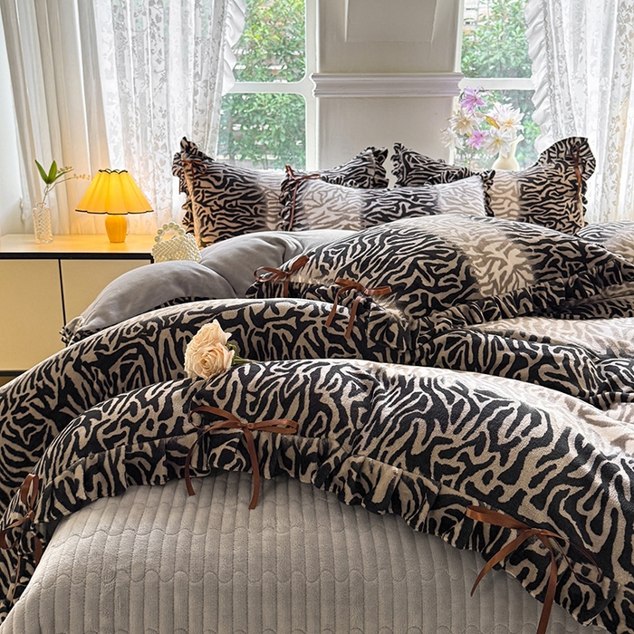 91家纺网 家纺一手货源 找家纺 韩约家纺 2025新款韩式蝴蝶结牛奶绒床盖款四件套 斑马纹