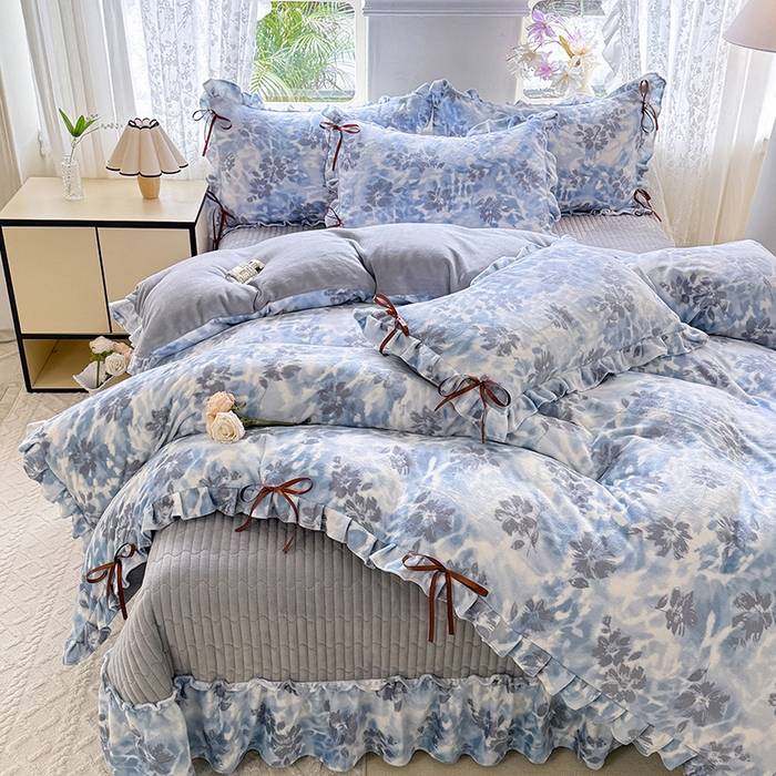 91家纺网 家纺一手货源 找家纺 韩约家纺 2025新款韩式蝴蝶结牛奶绒床盖款四件套 浪漫花海