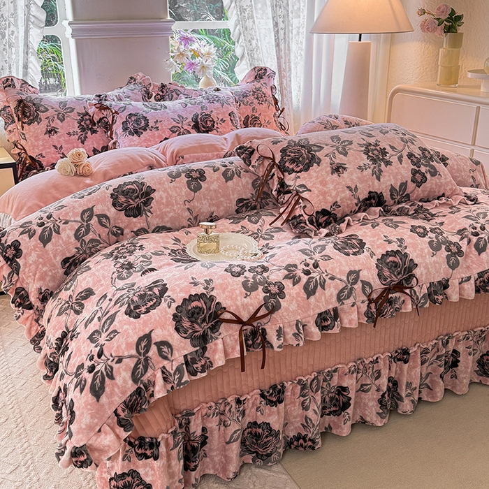 91家纺网 家纺一手货源 找家纺 韩约家纺 2025新款韩式蝴蝶结牛奶绒床盖款四件套 花枝韵