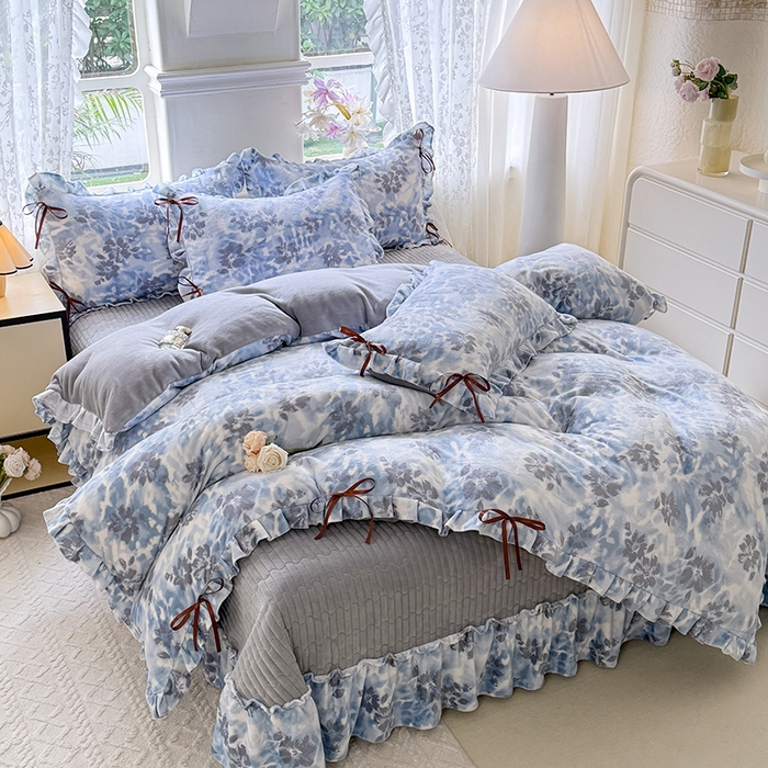 91家纺网 家纺一手货源 找家纺 韩约家纺 2025新款韩式蝴蝶结牛奶绒床盖款四件套 浪漫花海