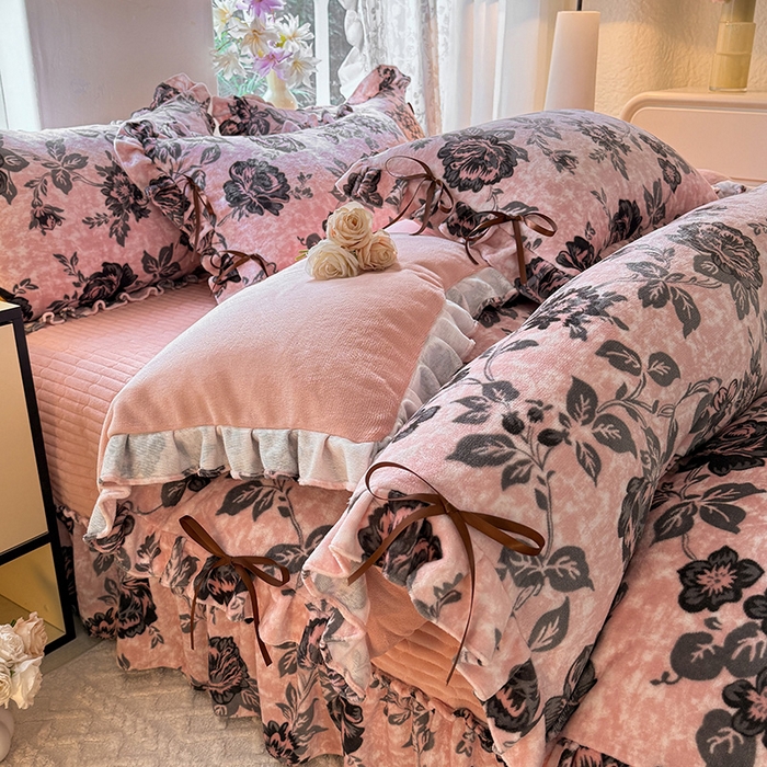 91家纺网 家纺一手货源 找家纺 韩约家纺 2025新款韩式蝴蝶结牛奶绒床盖款四件套 花枝韵