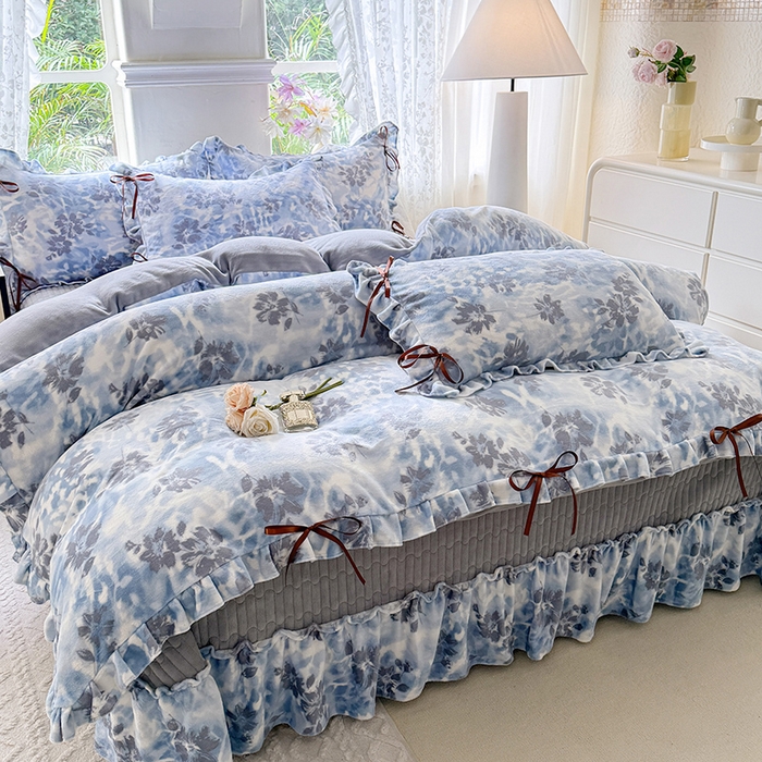 91家纺网 家纺一手货源 找家纺 韩约家纺 2025新款韩式蝴蝶结牛奶绒床盖款四件套 浪漫花海