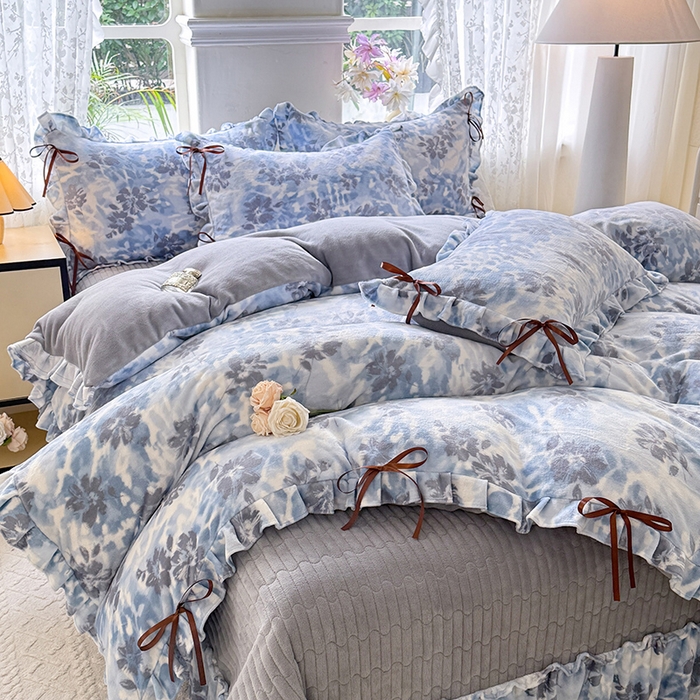 91家纺网 家纺一手货源 找家纺 韩约家纺 2025新款韩式蝴蝶结牛奶绒床盖款四件套 浪漫花海