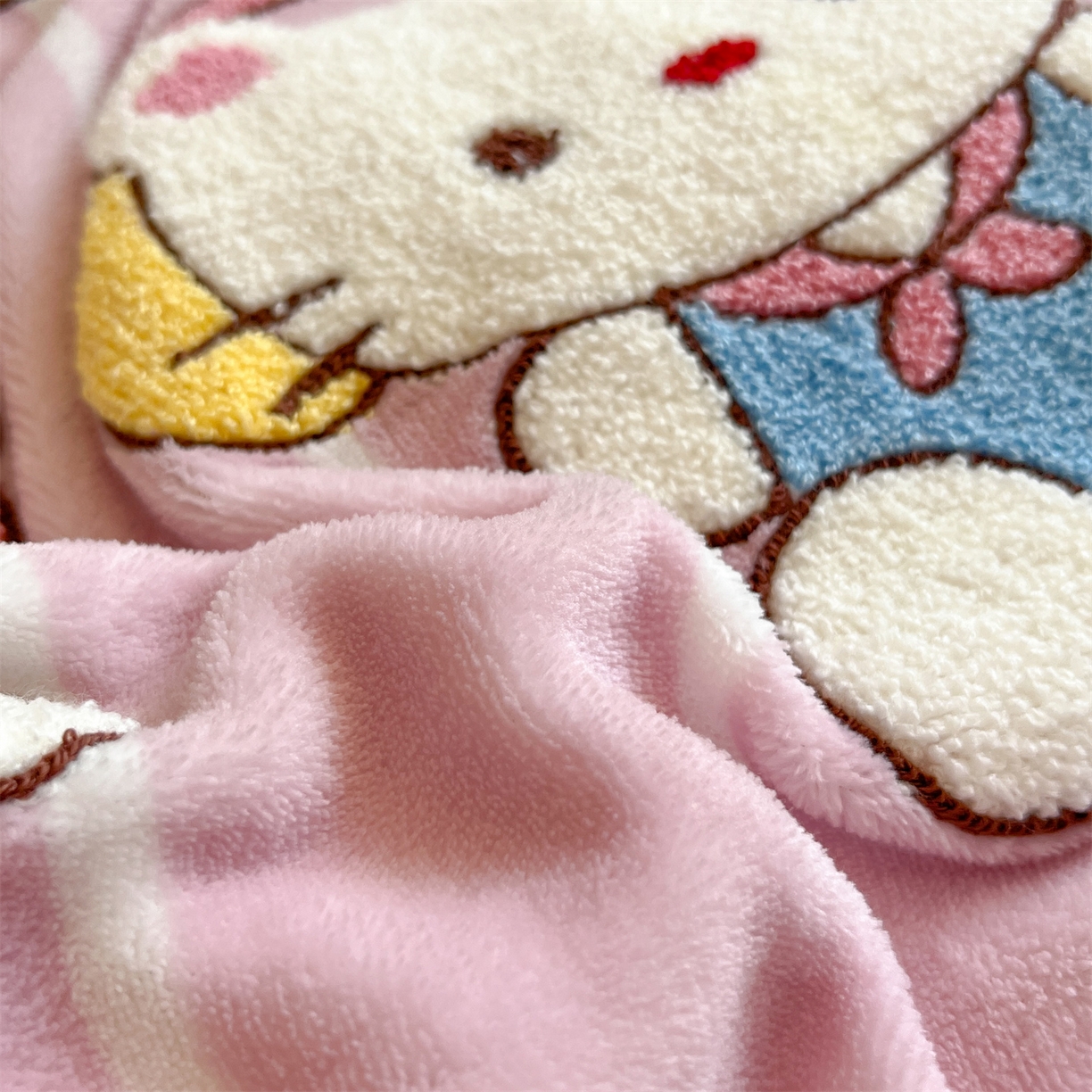 91家纺网 家纺一手货源 找家纺 星座家纺 2025新款A类卡通200g牛奶绒毛巾绣四件套 彩虹梦乡