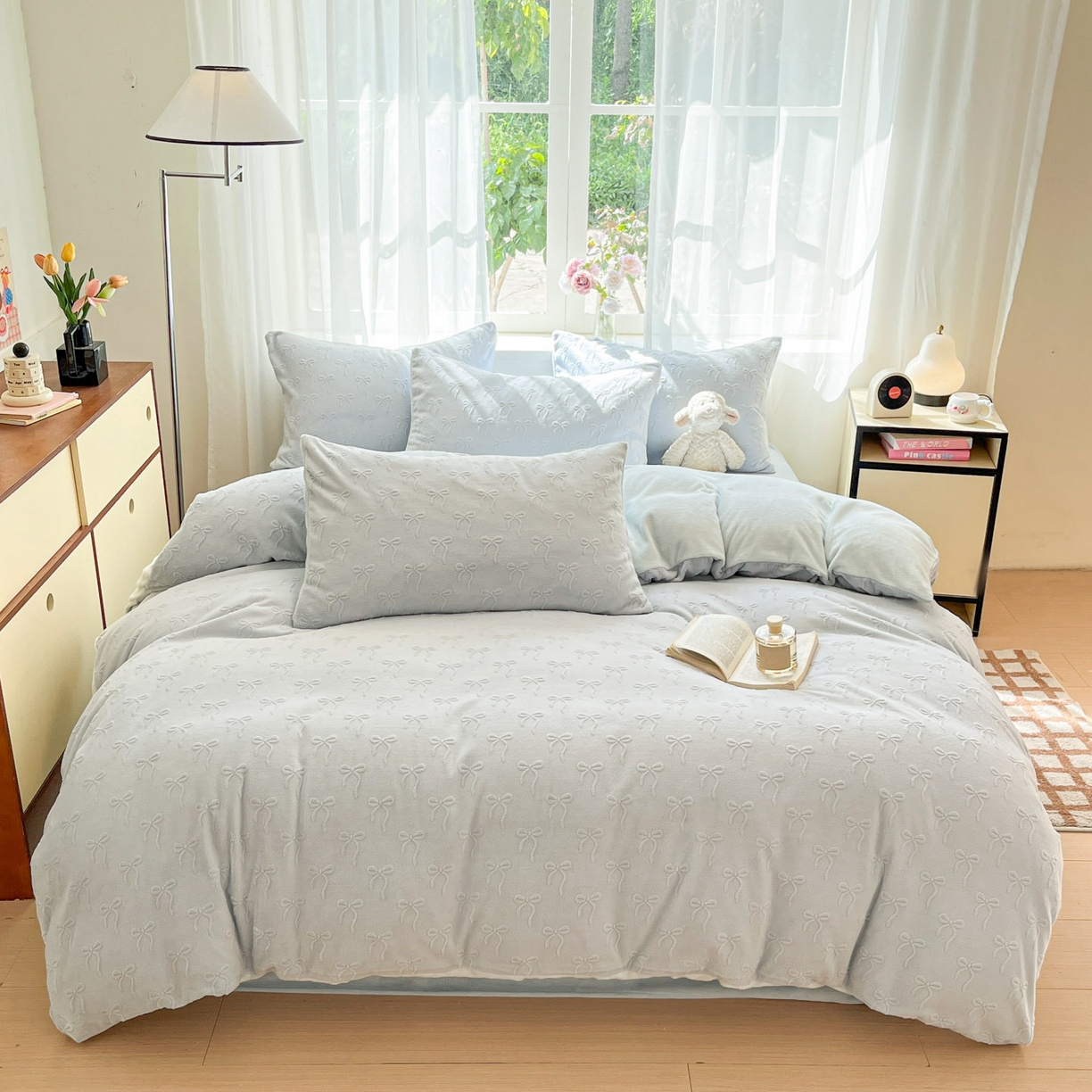 91家纺网 家纺一手货源 找家纺 绘萱家居 2025新款高克重雕花雕印纯色牛奶绒四件套双拼法莱绒珊瑚绒 甜蜜结-蓝