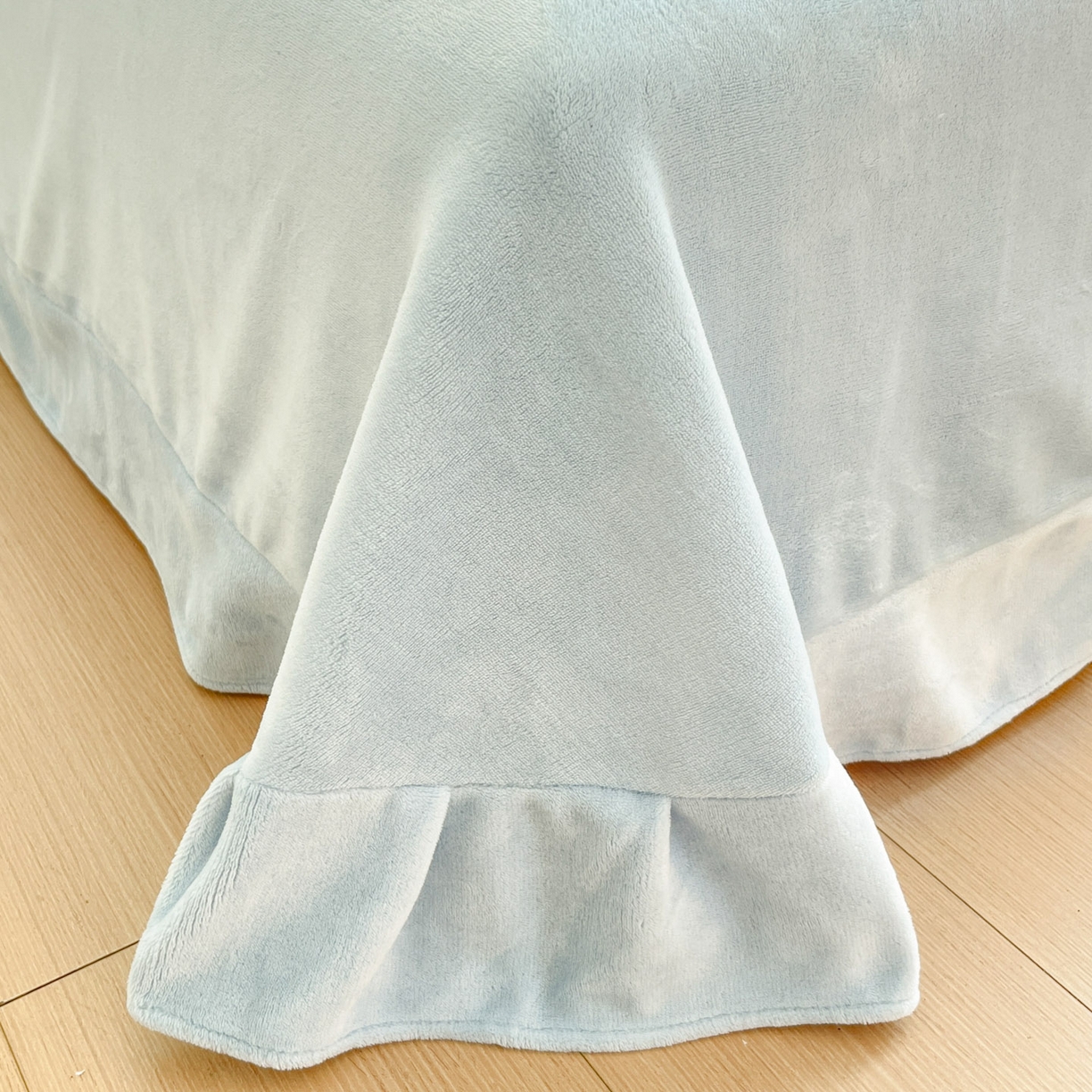 91家纺网 家纺一手货源 找家纺 绘萱家居 2025新款高克重雕花雕印纯色牛奶绒四件套双拼法莱绒珊瑚绒 甜蜜结-蓝