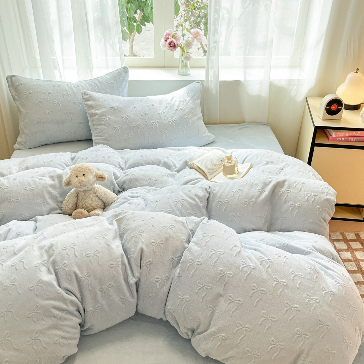 91家纺网 家纺一手货源 找家纺 绘萱家居 2025新款高克重雕花雕印纯色牛奶绒四件套双拼法莱绒珊瑚绒 甜蜜结-蓝