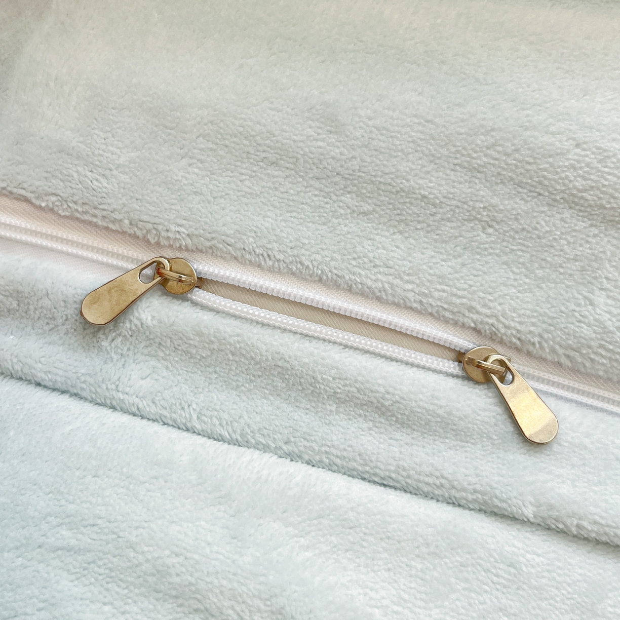 91家纺网 家纺一手货源 找家纺 绘萱家居 2025新款高克重雕花雕印纯色牛奶绒四件套双拼法莱绒珊瑚绒 甜蜜结-蓝