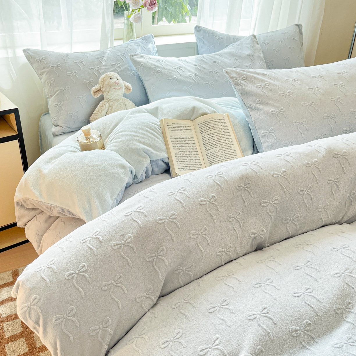 91家纺网 家纺一手货源 找家纺 绘萱家居 2025新款高克重雕花雕印纯色牛奶绒四件套双拼法莱绒珊瑚绒 甜蜜结-蓝