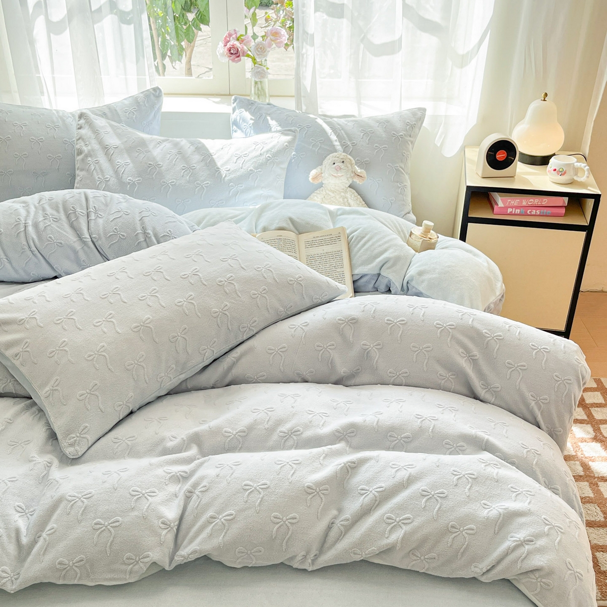 91家纺网 家纺一手货源 找家纺 绘萱家居 2025新款高克重雕花雕印纯色牛奶绒四件套双拼法莱绒珊瑚绒 甜蜜结-蓝