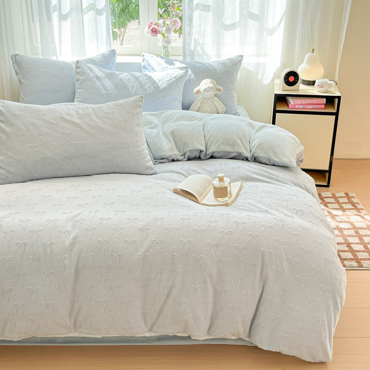 91家纺网 家纺一手货源 找家纺 绘萱家居 2025新款高克重雕花雕印纯色牛奶绒四件套双拼法莱绒珊瑚绒 甜蜜结-蓝