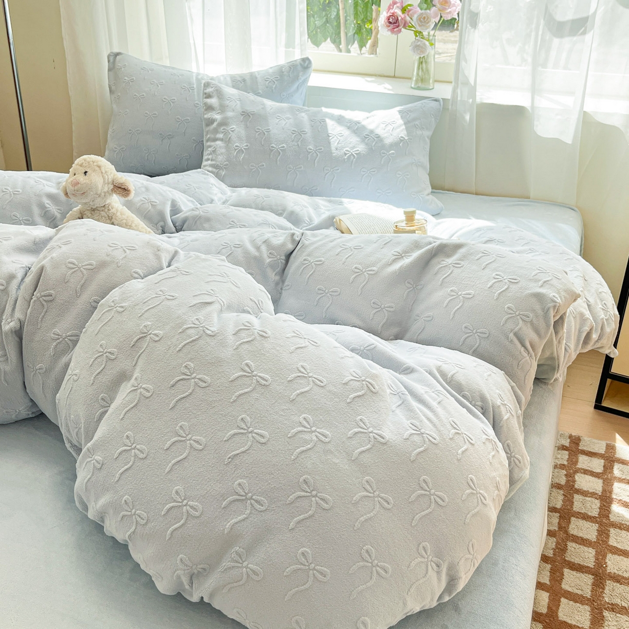 91家纺网 家纺一手货源 找家纺 绘萱家居 2025新款高克重雕花雕印纯色牛奶绒四件套双拼法莱绒珊瑚绒 甜蜜结-蓝