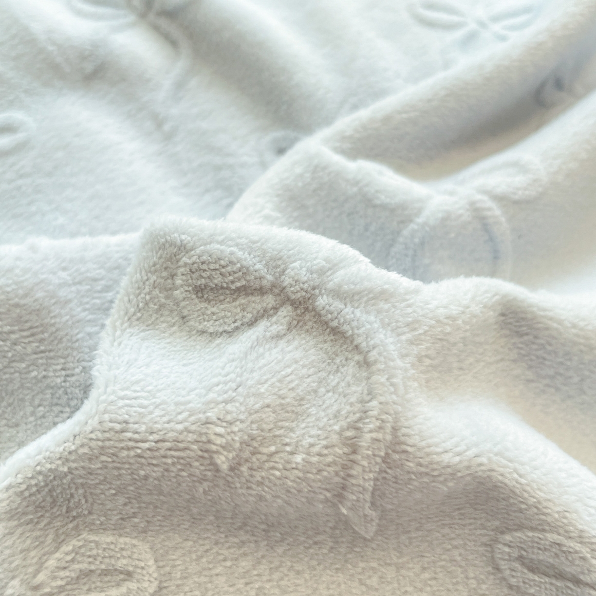 91家纺网 家纺一手货源 找家纺 绘萱家居 2025新款高克重雕花雕印纯色牛奶绒四件套双拼法莱绒珊瑚绒 甜蜜结-蓝