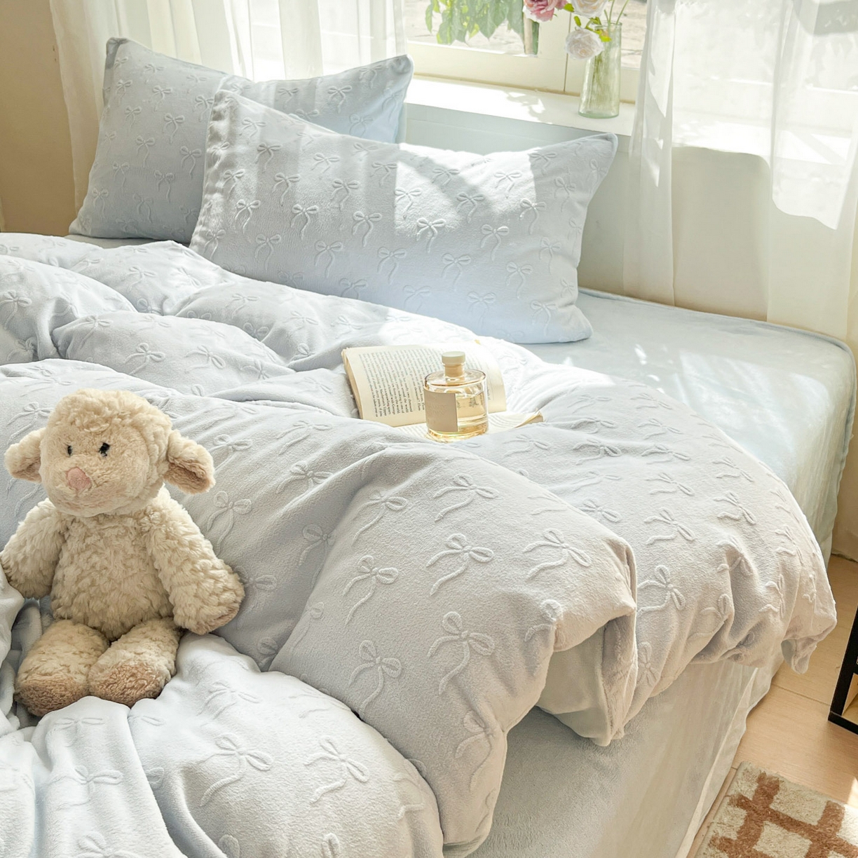 91家纺网 家纺一手货源 找家纺 绘萱家居 2025新款高克重雕花雕印纯色牛奶绒四件套双拼法莱绒珊瑚绒 甜蜜结-蓝