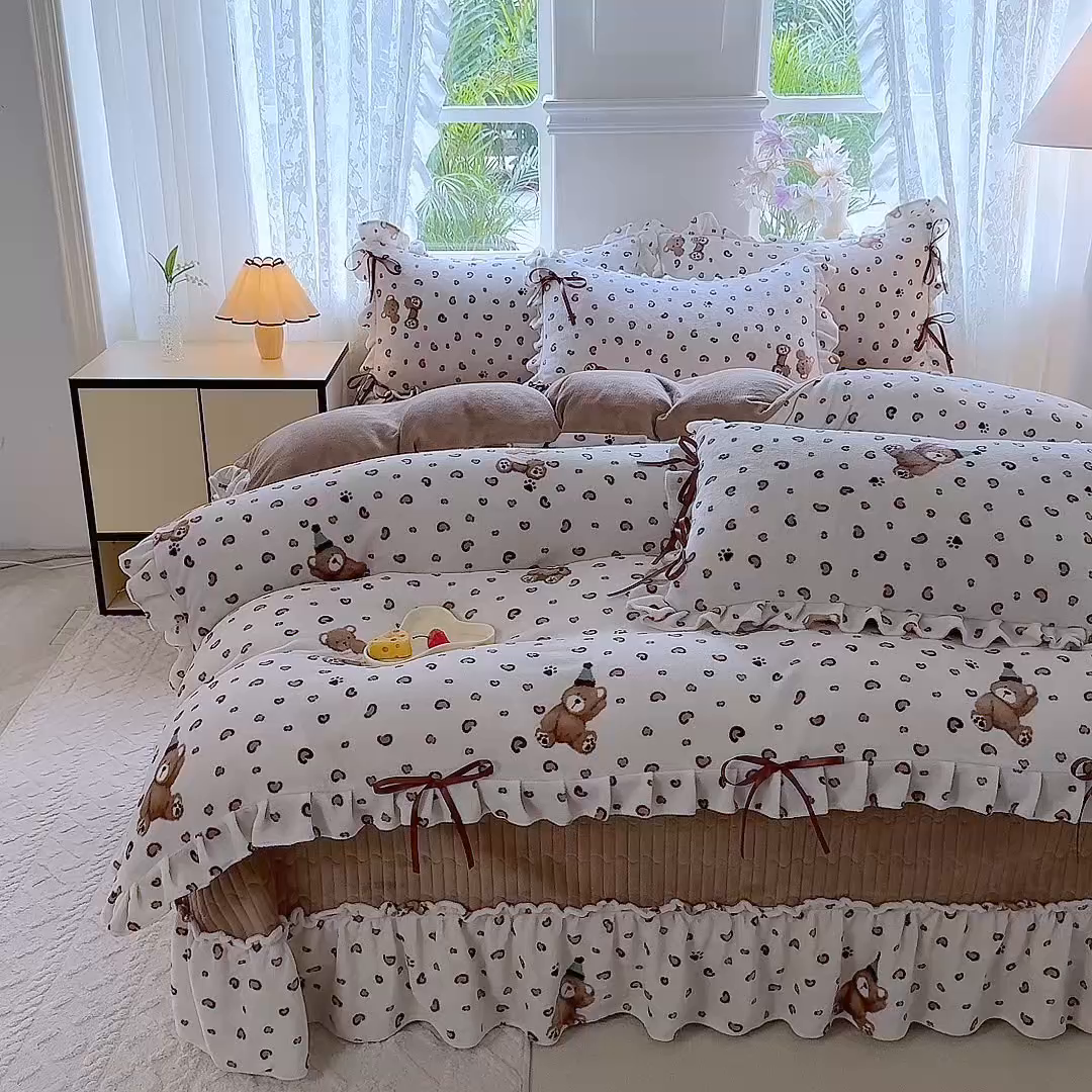 91家纺网 家纺一手货源 找家纺 韩约家纺 2025新款韩式蝴蝶结牛奶绒床盖款四件套 豹纹小熊