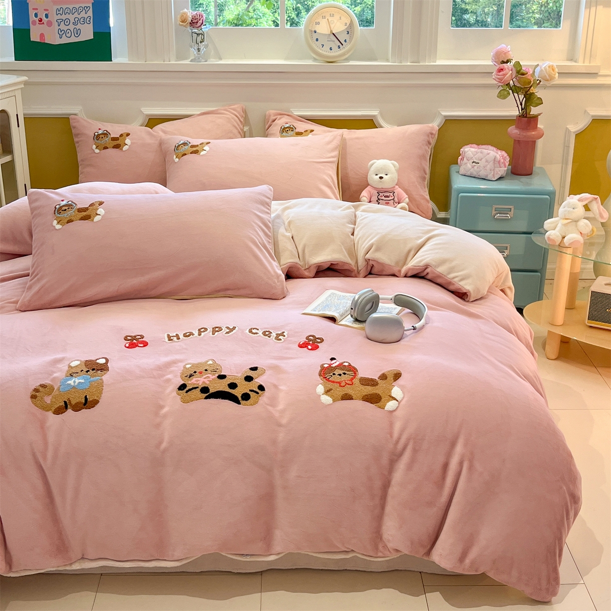 91家纺网 家纺一手货源 找家纺 星座家纺 2025新款A类卡通200g牛奶绒毛巾绣四件套 粉糯猫咪