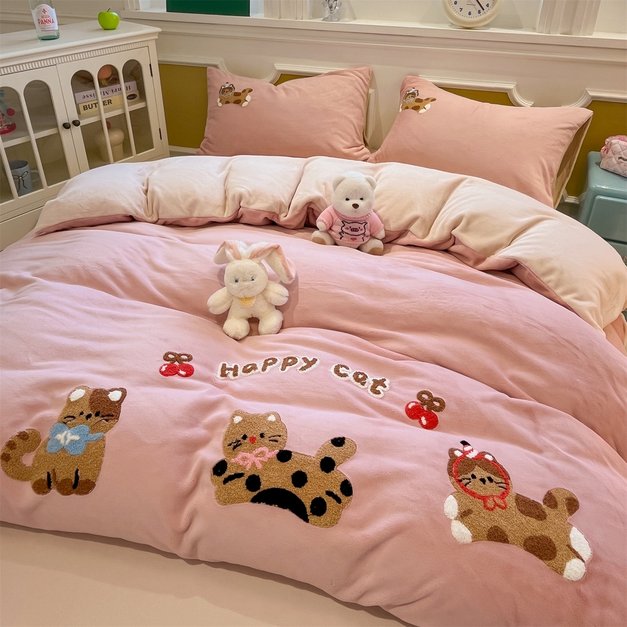 91家纺网 家纺一手货源 找家纺 星座家纺 2025新款A类卡通200g牛奶绒毛巾绣四件套 粉糯猫咪