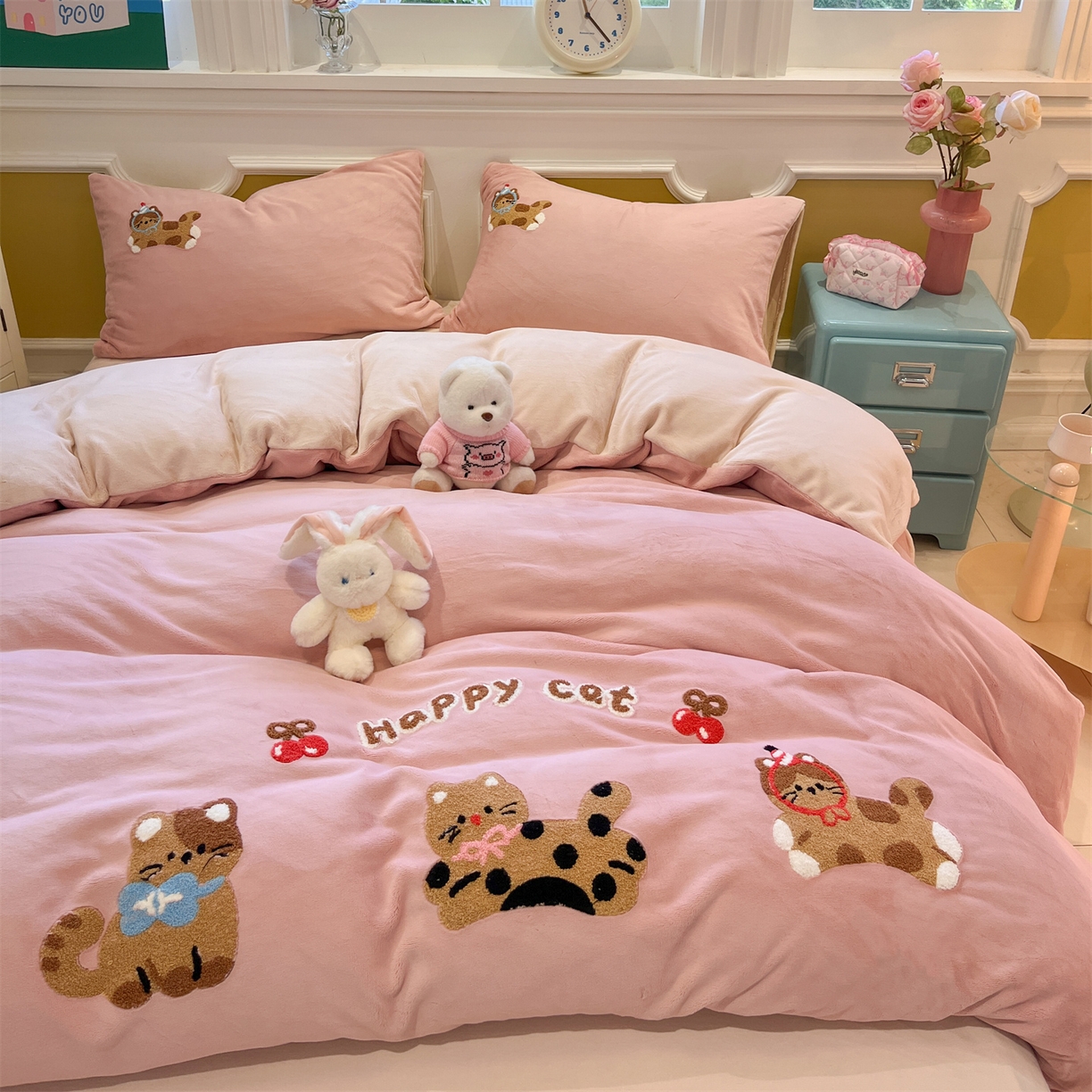 91家纺网 家纺一手货源 找家纺 星座家纺 2025新款A类卡通200g牛奶绒毛巾绣四件套 粉糯猫咪