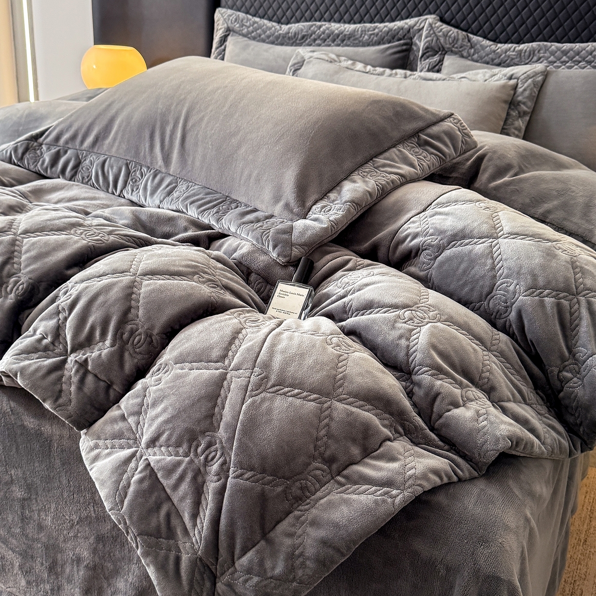 91家纺网 家纺一手货源 找家纺 保罗圣迪奥 2025新款250克全消光抗绣工艺四件套-沐凡系列二 深灰