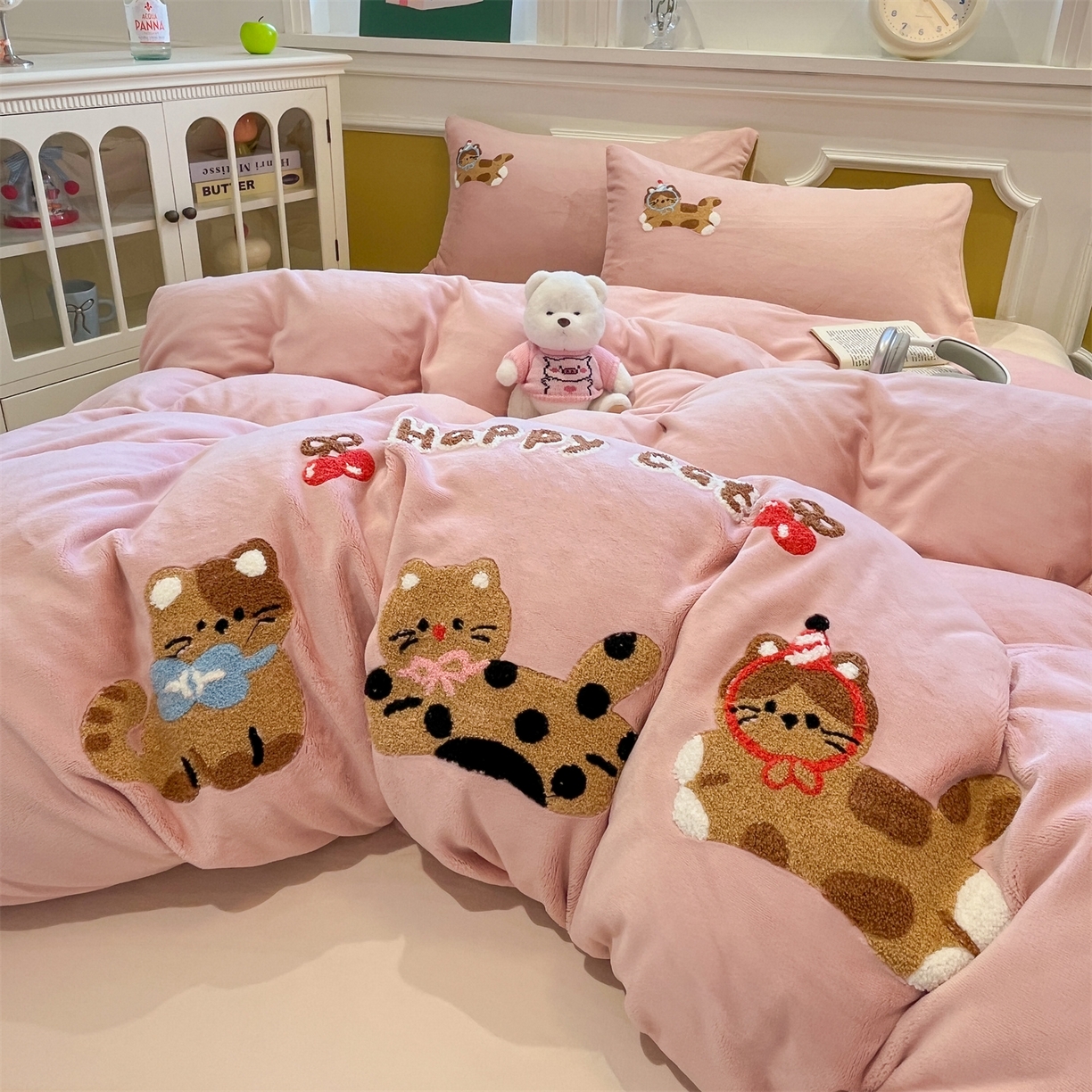 91家纺网 家纺一手货源 找家纺 星座家纺 2025新款A类卡通200g牛奶绒毛巾绣四件套 粉糯猫咪