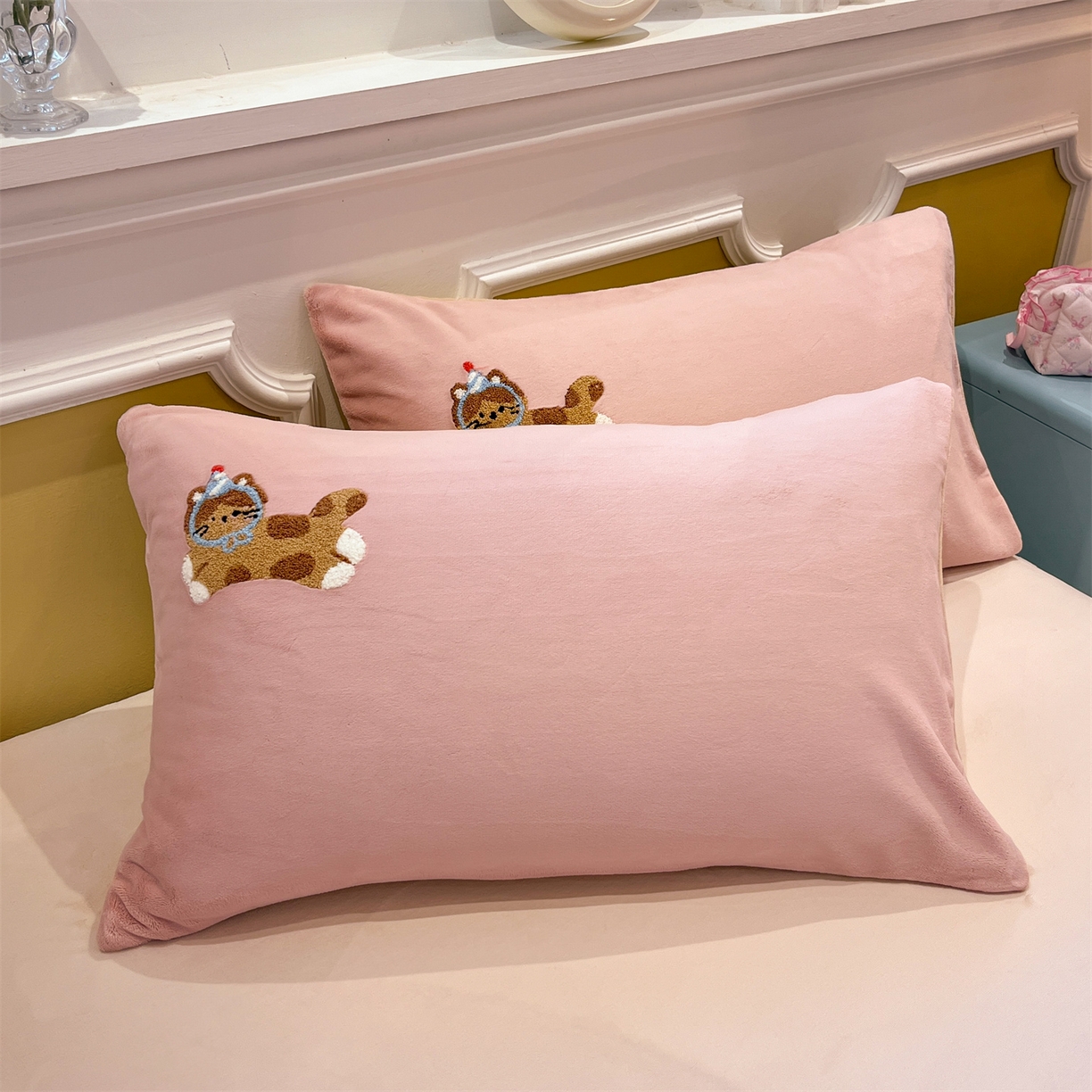 91家纺网 家纺一手货源 找家纺 星座家纺 2025新款A类卡通200g牛奶绒毛巾绣四件套 粉糯猫咪