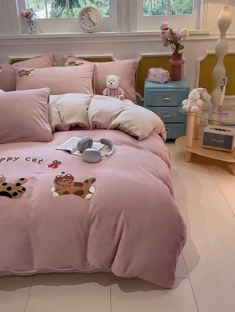 91家纺网 家纺一手货源 找家纺 星座家纺 2025新款A类卡通200g牛奶绒毛巾绣四件套 粉糯猫咪