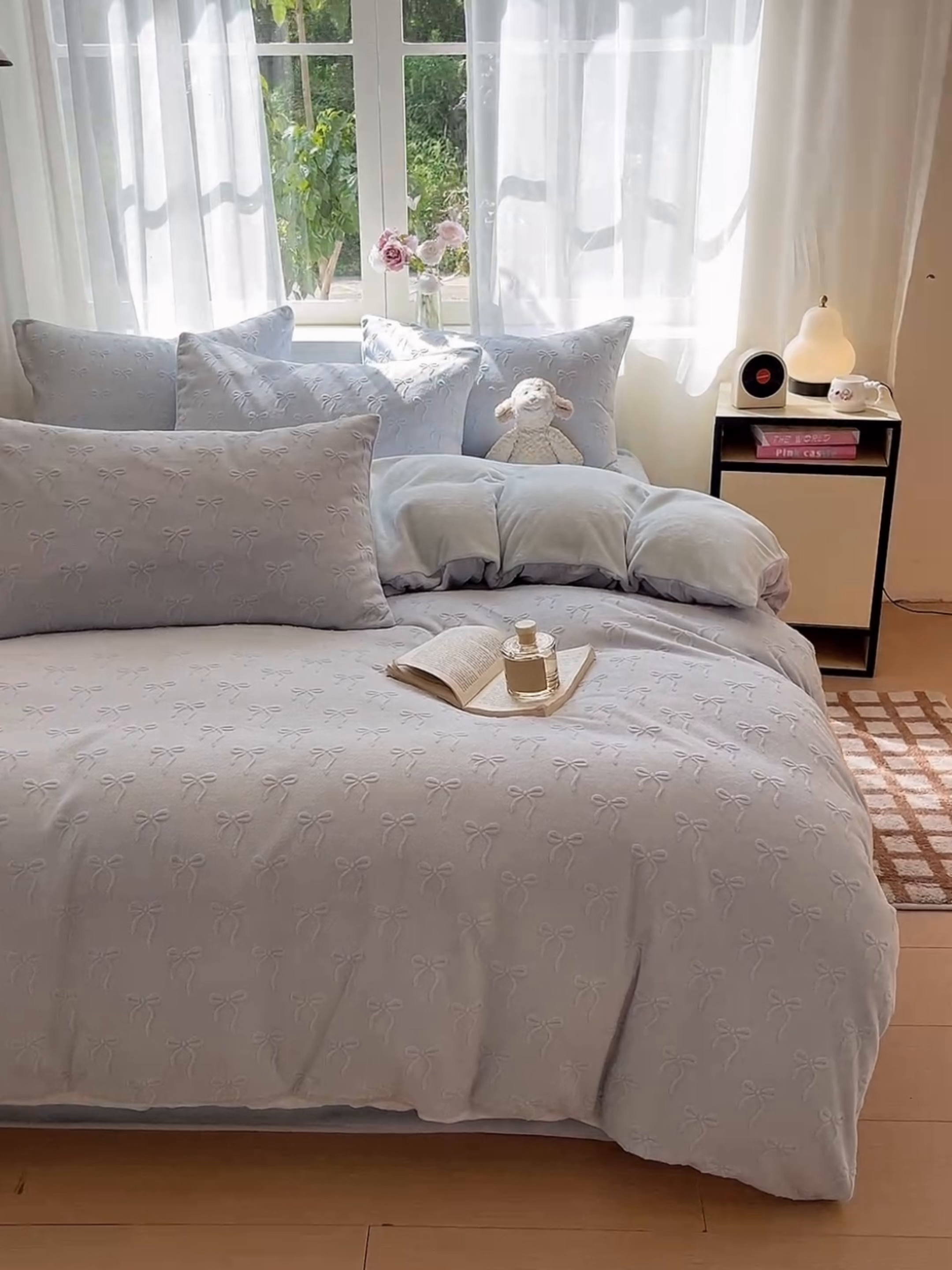 91家纺网 家纺一手货源 找家纺 绘萱家居 2025新款高克重雕花雕印纯色牛奶绒四件套双拼法莱绒珊瑚绒 甜蜜结-蓝