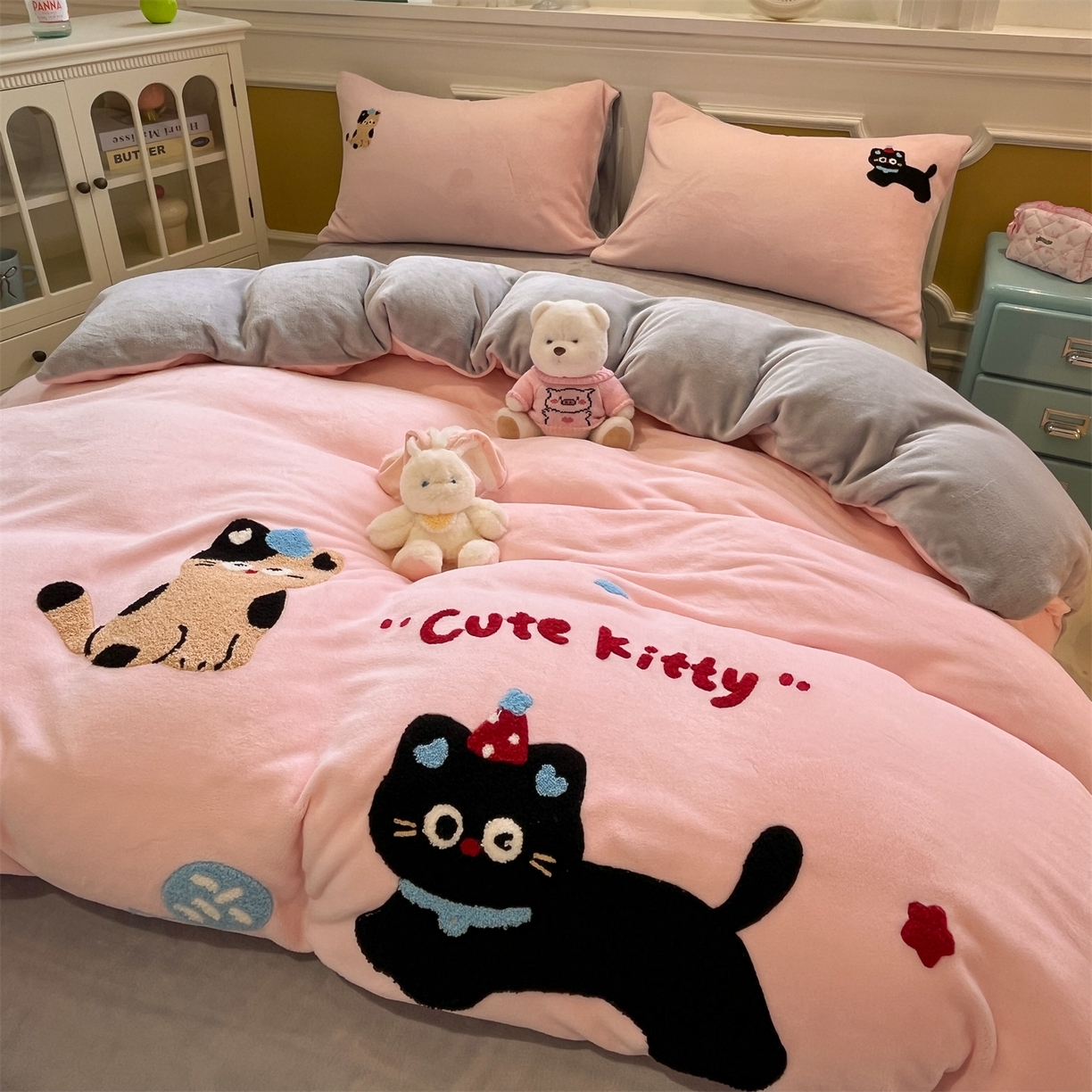 91家纺网 家纺一手货源 找家纺 星座家纺 2025新款A类卡通200g牛奶绒毛巾绣四件套 粉甜喵语