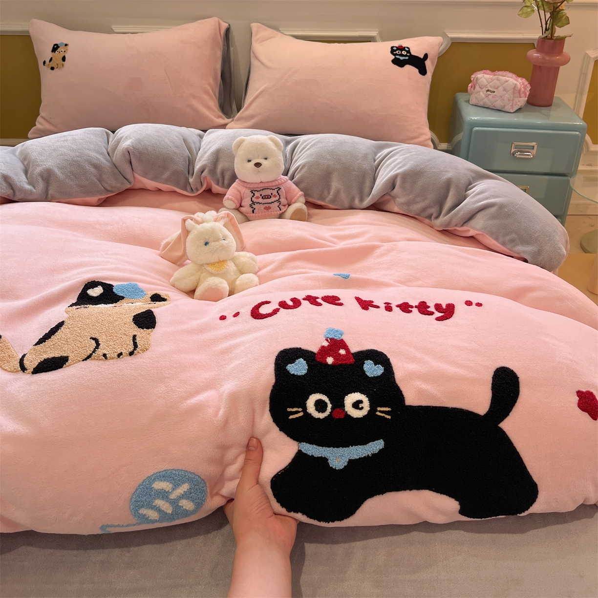 91家纺网 家纺一手货源 找家纺 星座家纺 2025新款A类卡通200g牛奶绒毛巾绣四件套 粉甜喵语