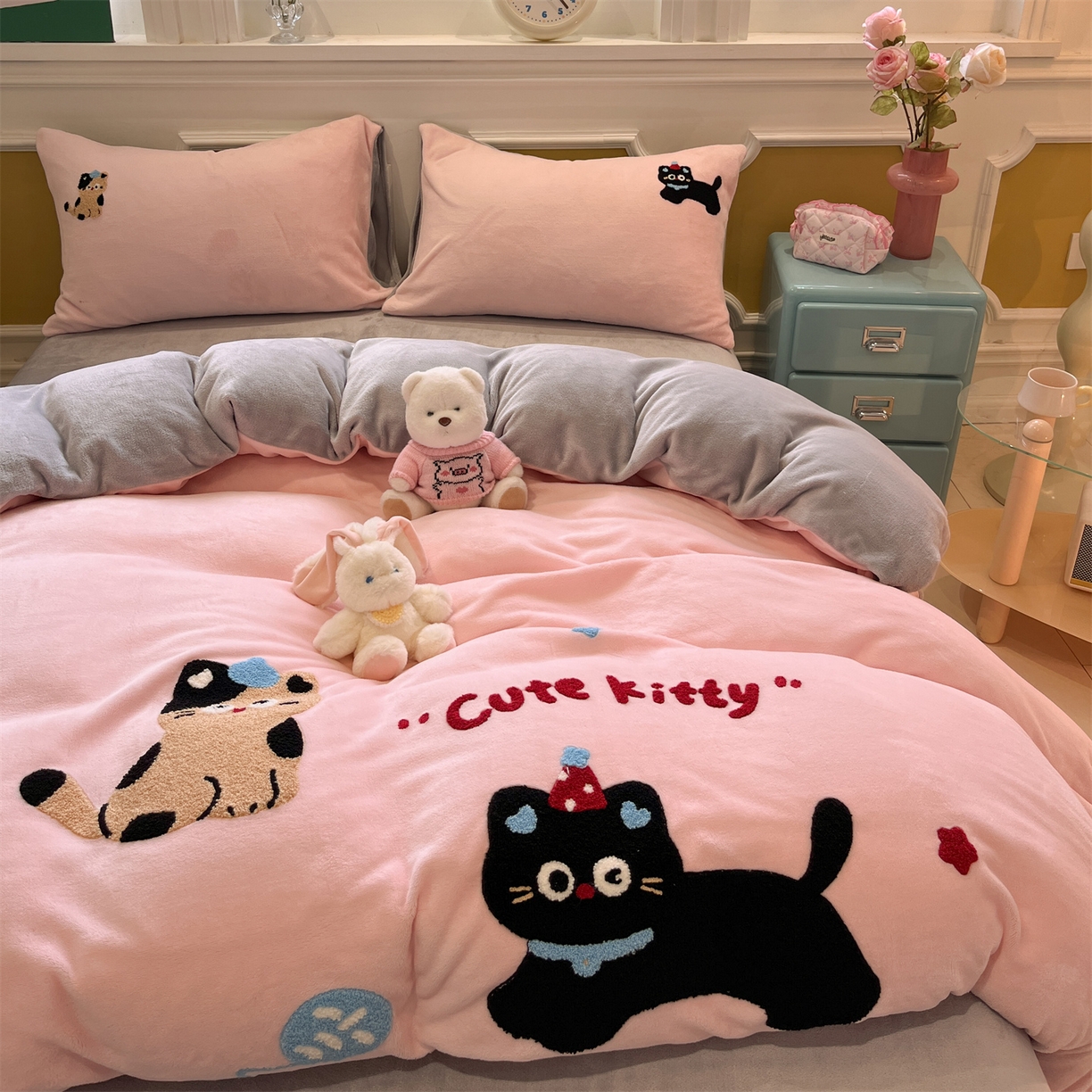 91家纺网 家纺一手货源 找家纺 星座家纺 2025新款A类卡通200g牛奶绒毛巾绣四件套 粉甜喵语