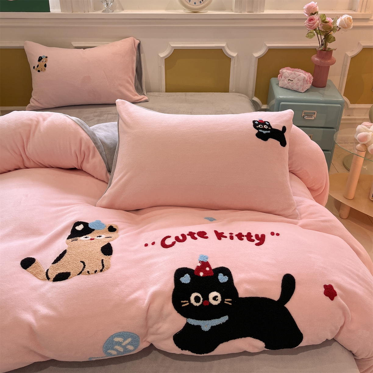 91家纺网 家纺一手货源 找家纺 星座家纺 2025新款A类卡通200g牛奶绒毛巾绣四件套 粉甜喵语