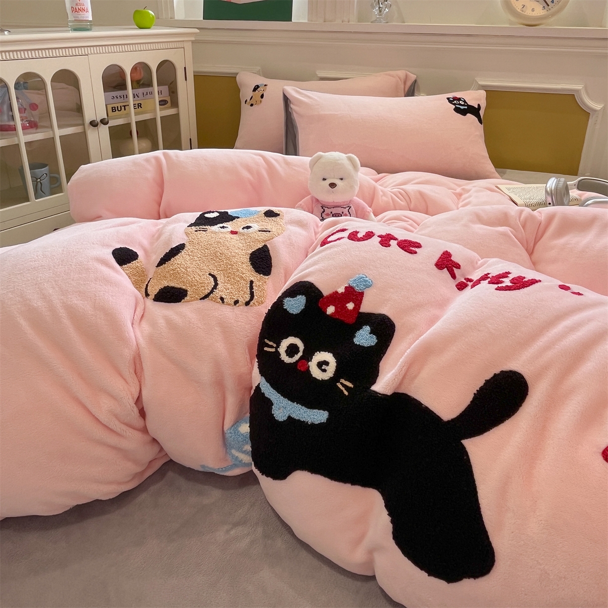 91家纺网 家纺一手货源 找家纺 星座家纺 2025新款A类卡通200g牛奶绒毛巾绣四件套 粉甜喵语