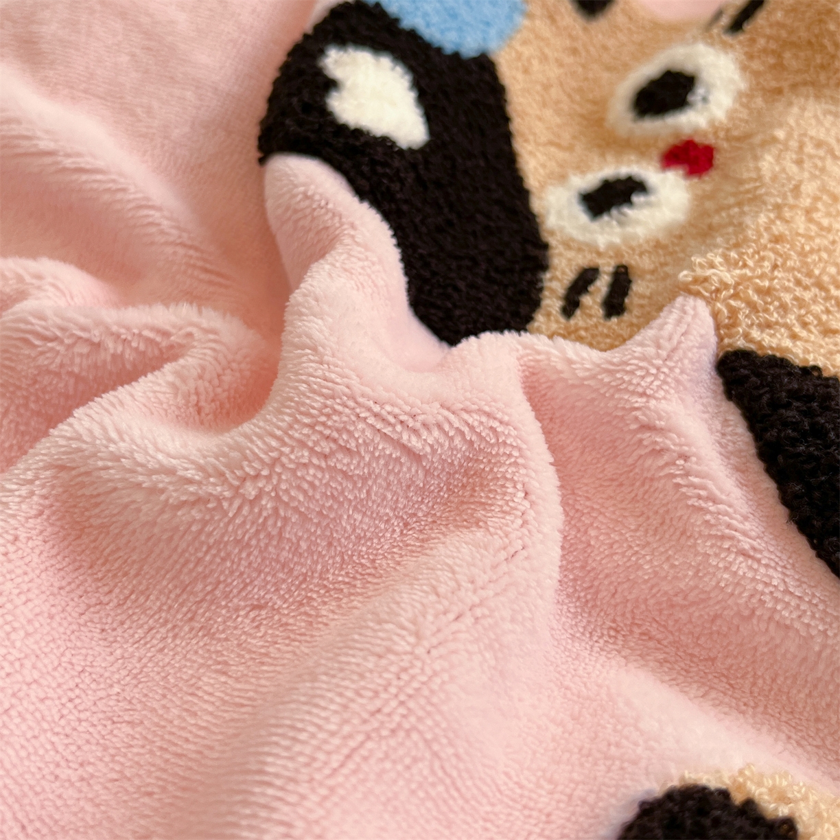 91家纺网 家纺一手货源 找家纺 星座家纺 2025新款A类卡通200g牛奶绒毛巾绣四件套 粉甜喵语