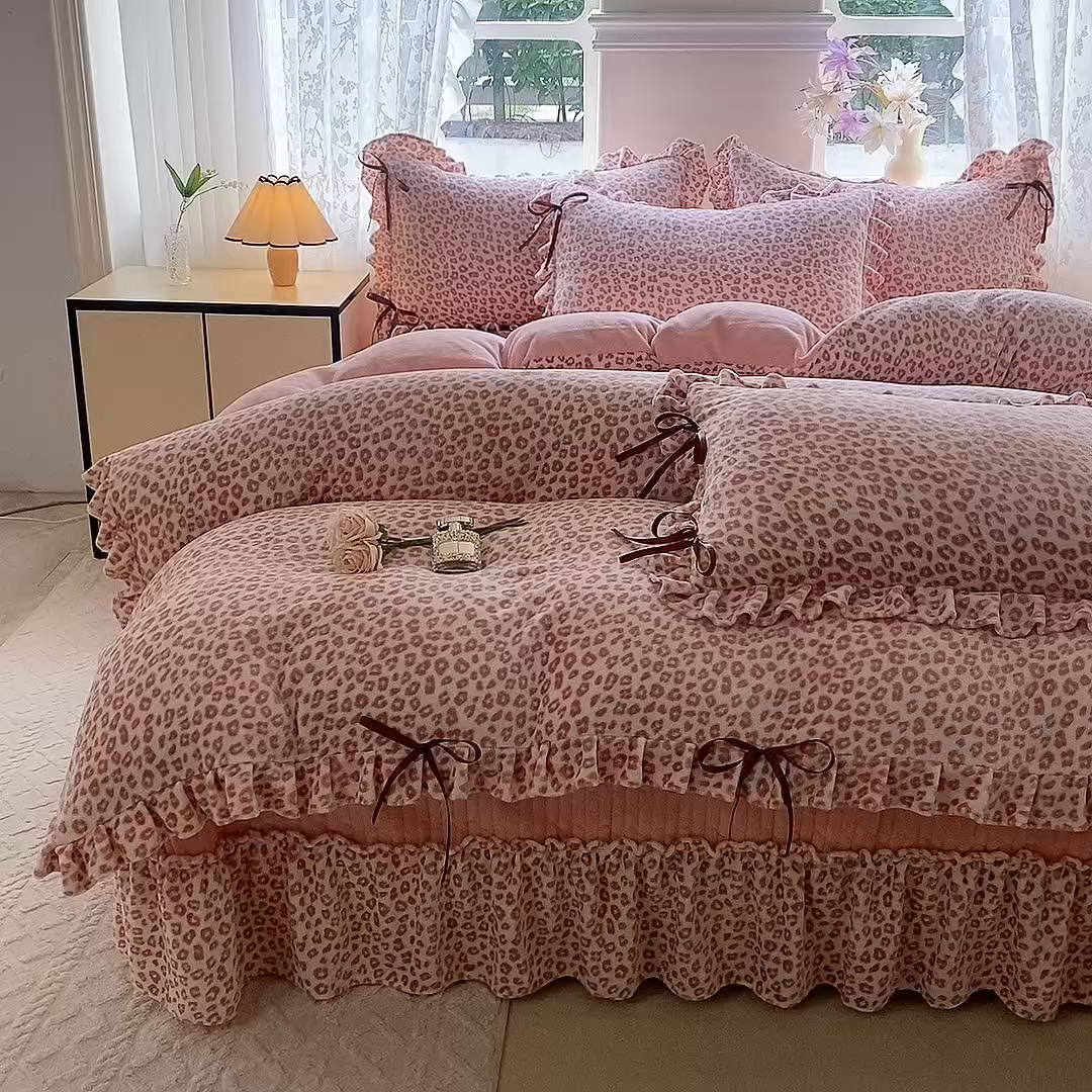 91家纺网 家纺一手货源 找家纺 韩约家纺 2025新款韩式蝴蝶结牛奶绒床盖款四件套 粉色豹纹