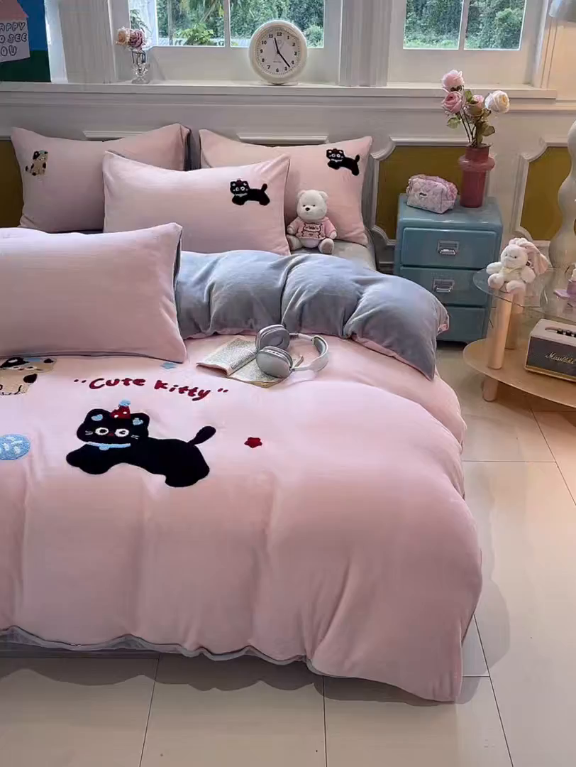 91家纺网 家纺一手货源 找家纺 星座家纺 2025新款A类卡通200g牛奶绒毛巾绣四件套 粉甜喵语