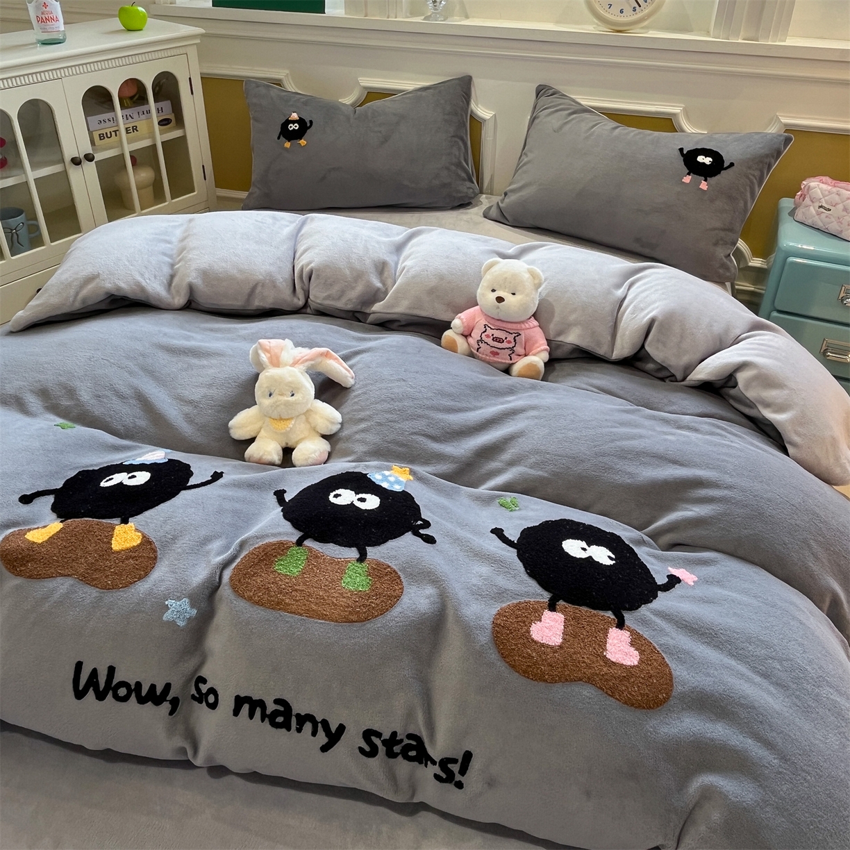 91家纺网 家纺一手货源 找家纺 星座家纺 2025新款A类卡通200g牛奶绒毛巾绣四件套 煤球精灵